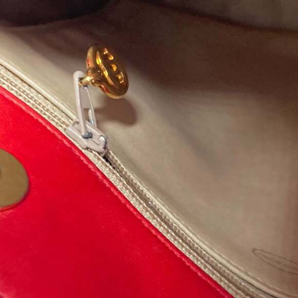 CHANEL Vintage Red Leather Shoulder Bag - Picture 14 of 16